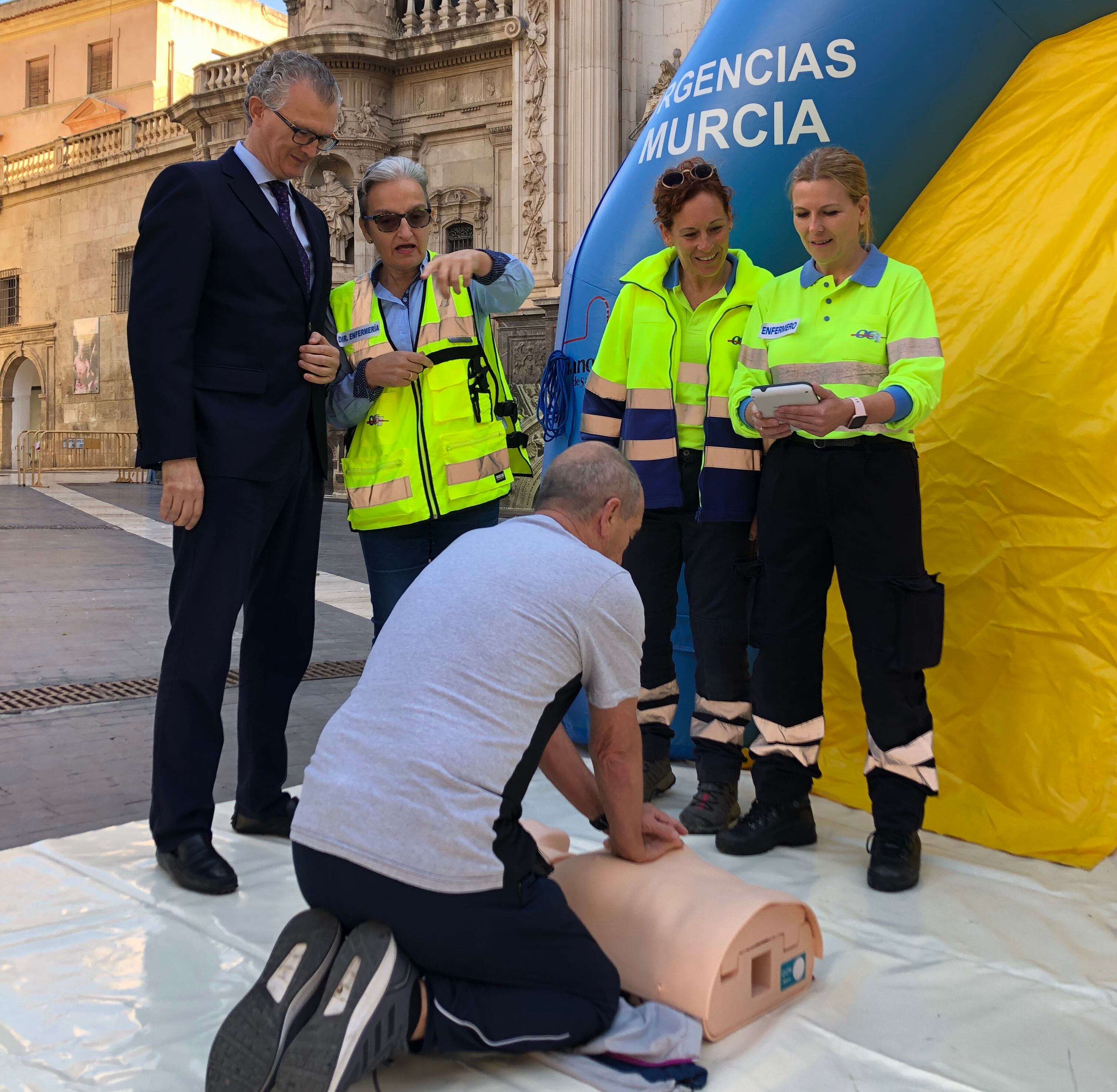 El consejero de Salud, Juan José Pedreño, visitó la carpa informativa instalada en la Plaza Belluga de Murcia con motivo del Día Europeo de Concienciación del Paro Cardíaco