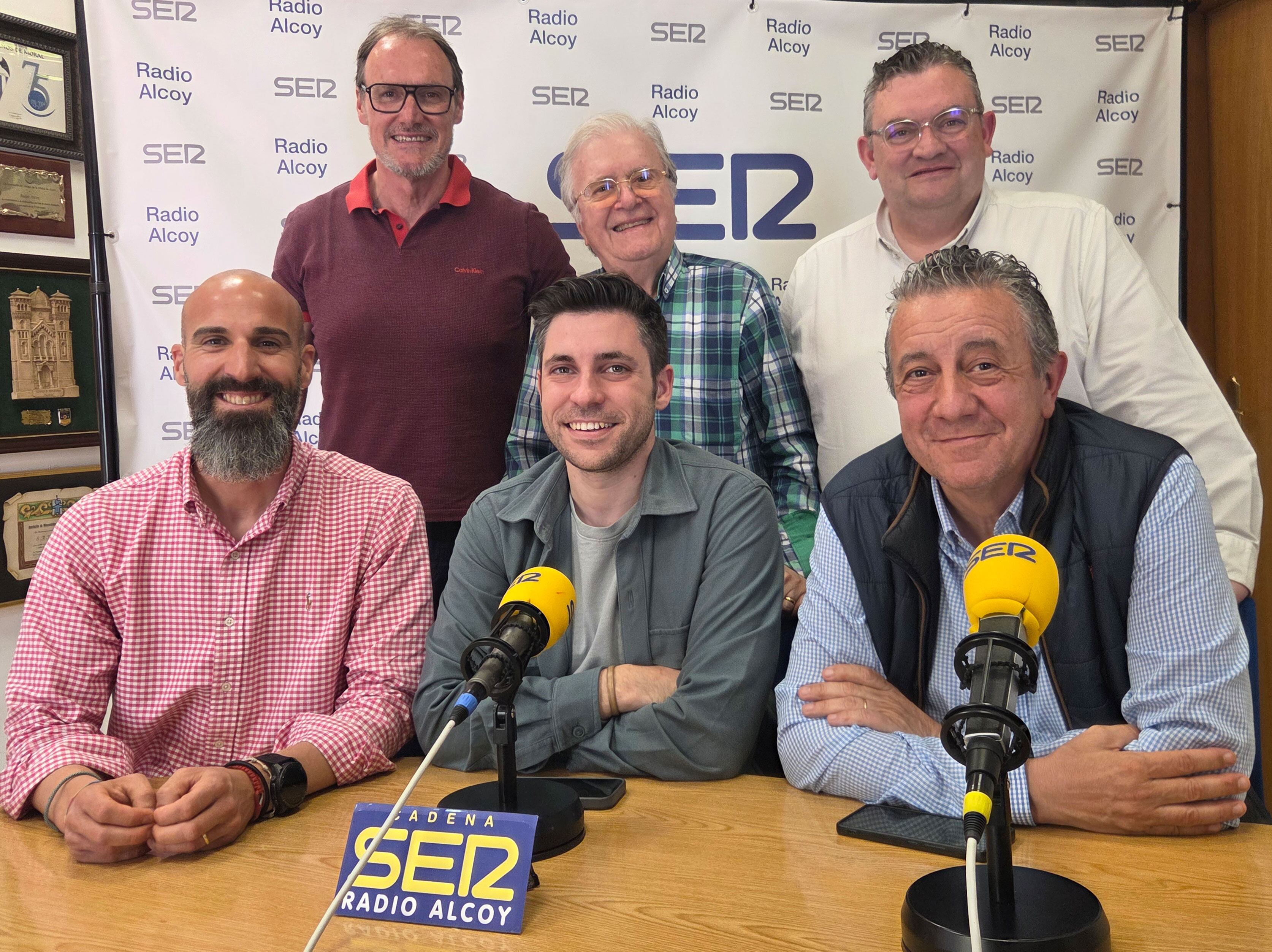 Iván Perea, Nando Moncho, Nando Mira, Ismael Gisbert y Carles Vila, junto a Paco Aznar, en el estudio central de Radio Alcoy