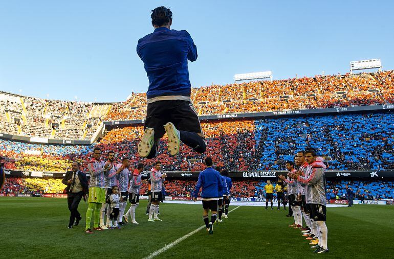 Pasillo del Valencia al Real Madrid, en 2015