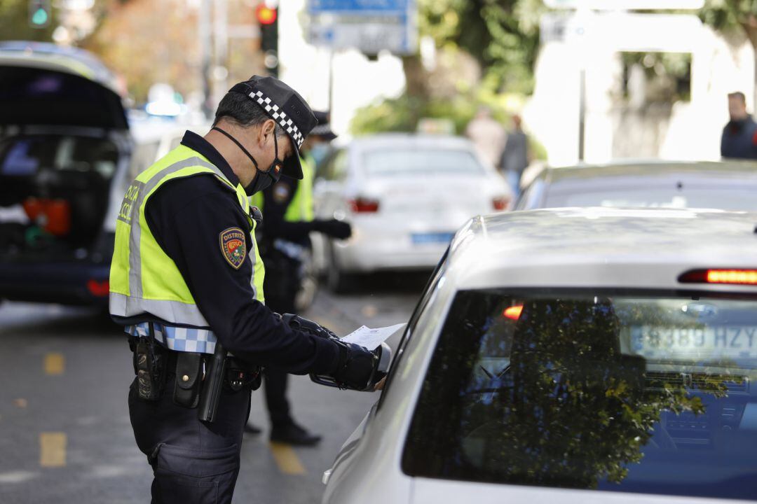 Un Policía Local de Granada realizando controles de tráfico en los accesos de la ciudad debido al cierre perimetral