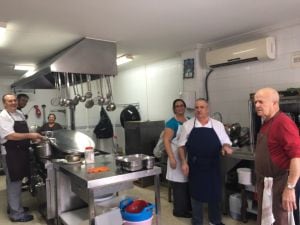 Voluntarios del Comedor Social Padre Cruceyra preparan el almuezo de Nochebuena