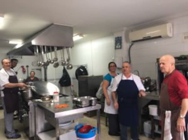 Voluntarios del Comedor Social Padre Cruceyra preparan el almuezo de Nochebuena
