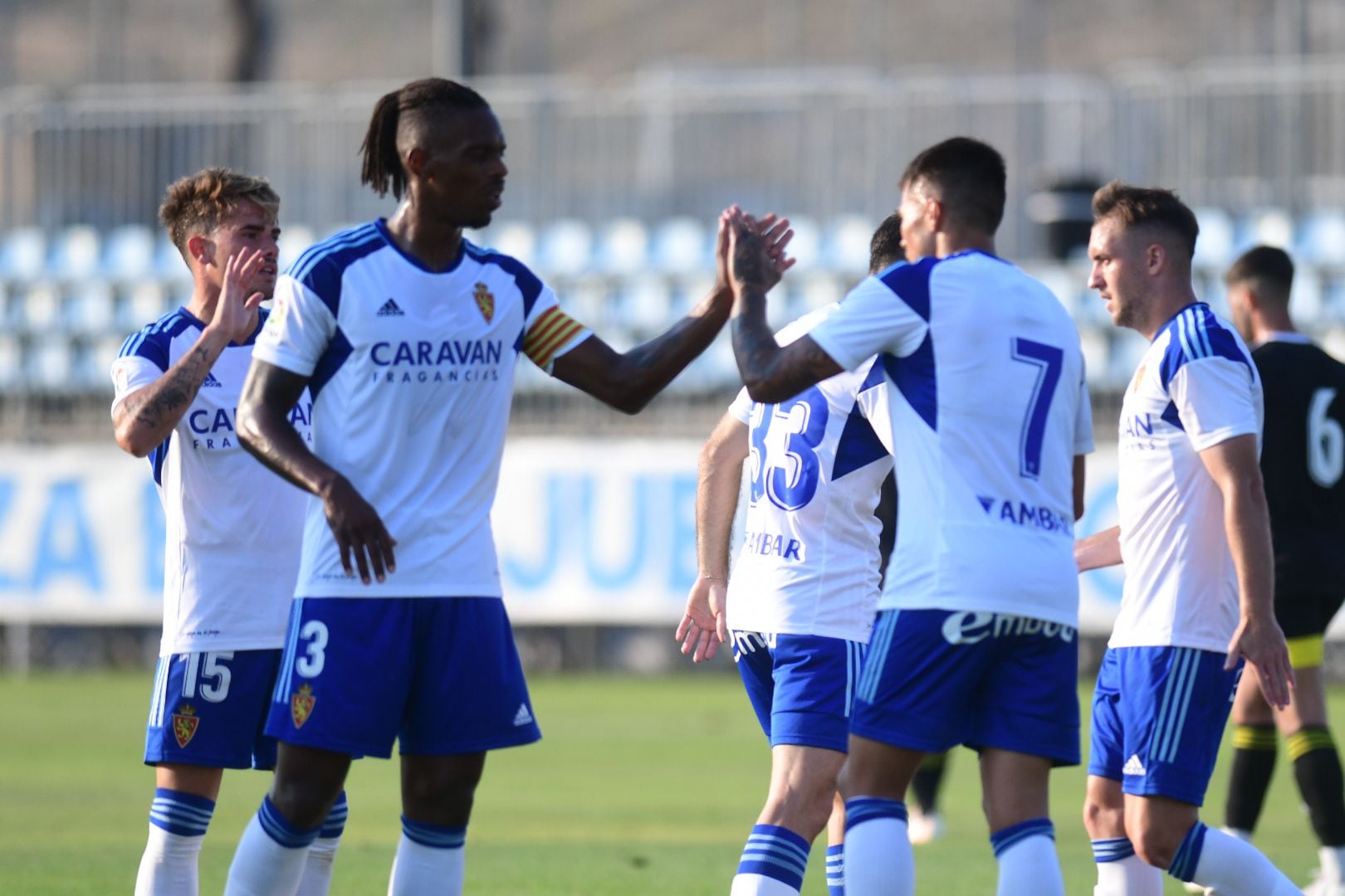 Los jugadores del Real Zaragoza celebran el primer gol de la pretemporada