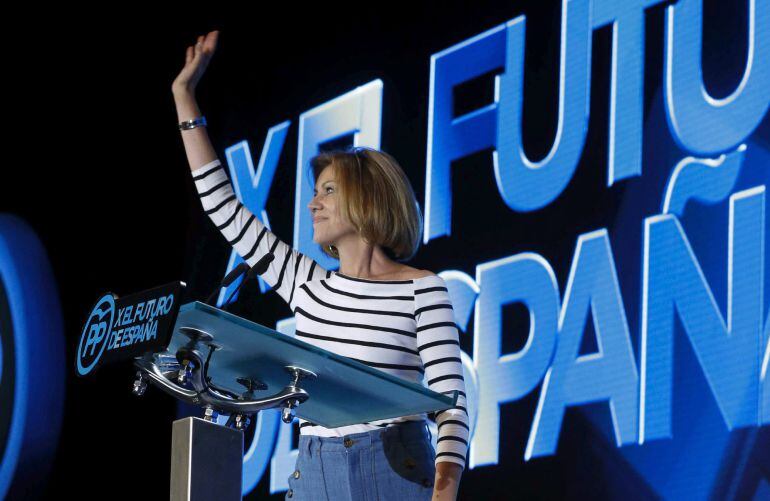 GRA312. MADRID, 10/07/2015.- la secretaria general, María Dolores de Cospedal saluda al inicio de la conferencia política del PP en la que pretenden sentar las bases del programa electoral con el que concurrirá a los comicios generales.-EFE/PACO CAMPOS