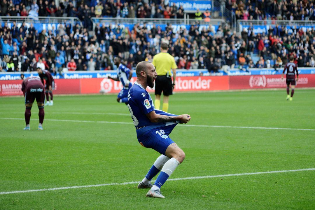 Aleix Vidal celebrando el gol