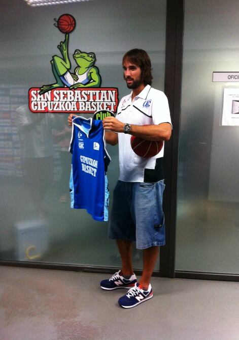 Jordi Grimau posa con la camiseta del GBC a la entrada de las oficinas de Illunbe.