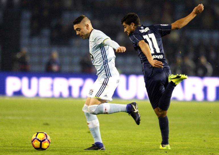 Iago Aspas se marcha del &#039;Chory&#039; Castro en el Celta-Málaga