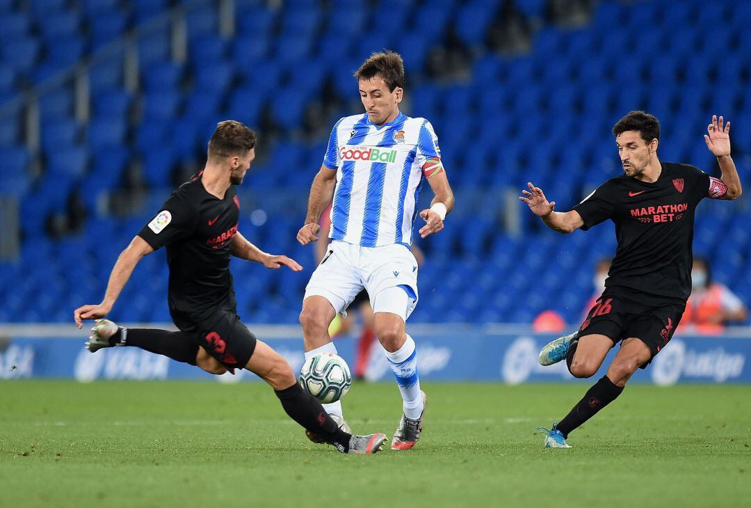 Oyarzabal conduce un balón en el último partido contra el Sevilla