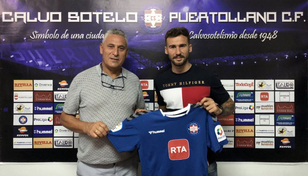 Fran Sabaté (d) posa con su nueva camiseta