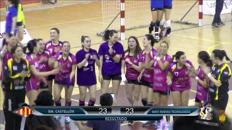 Las jugadoras del MAVI celebran el ascenso.