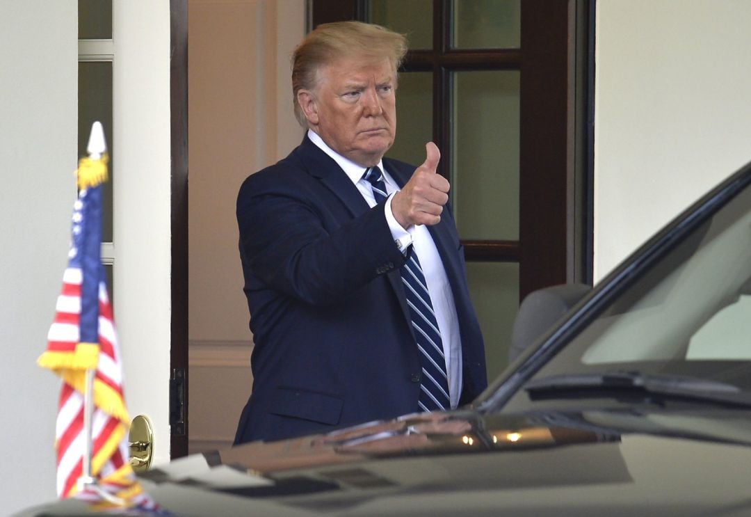 El presidente Trump se despide de su homólogo canadiense, Justin Trudeau, tras su encuentro del jueves. 