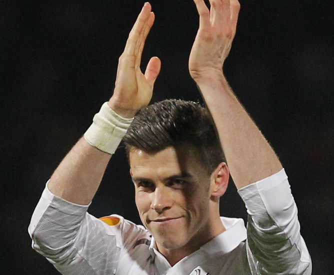 Gareth Bale aplauda a la grada de White Hart Line