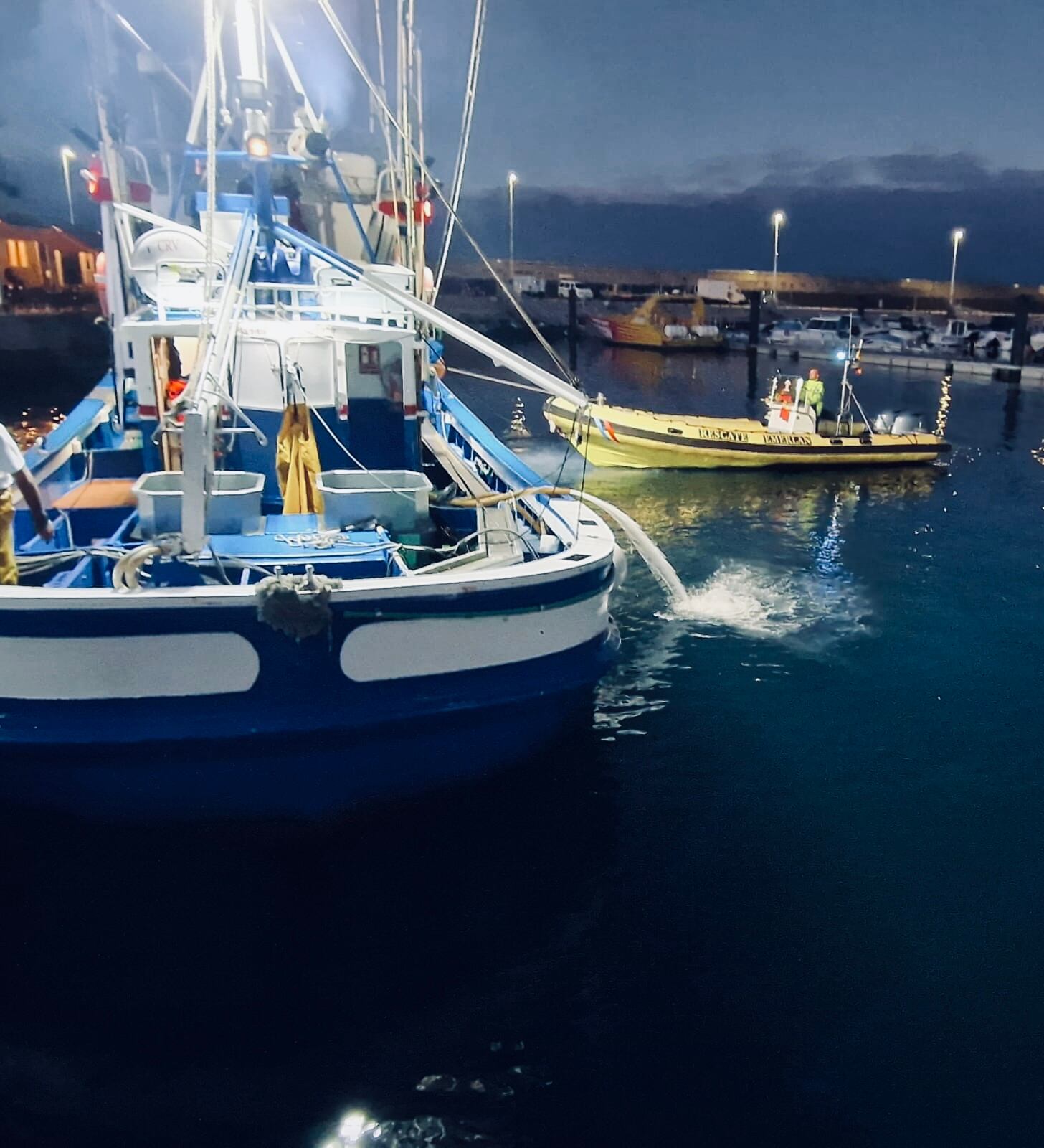 El atunero ya en el varadero del puerto de La Tiñosa.