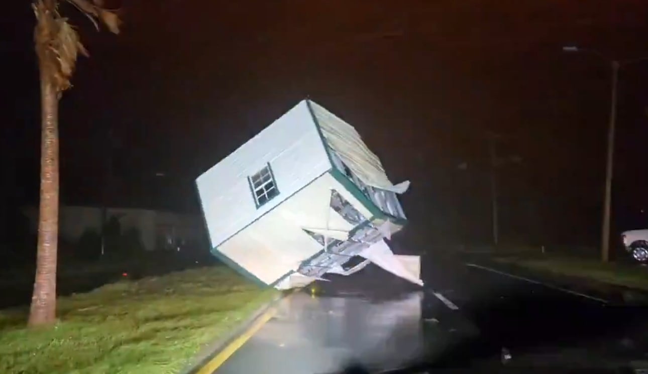 El potente huracán Helene toca tierra en el noroeste de Florida sin certezas del alcance de su impacto.