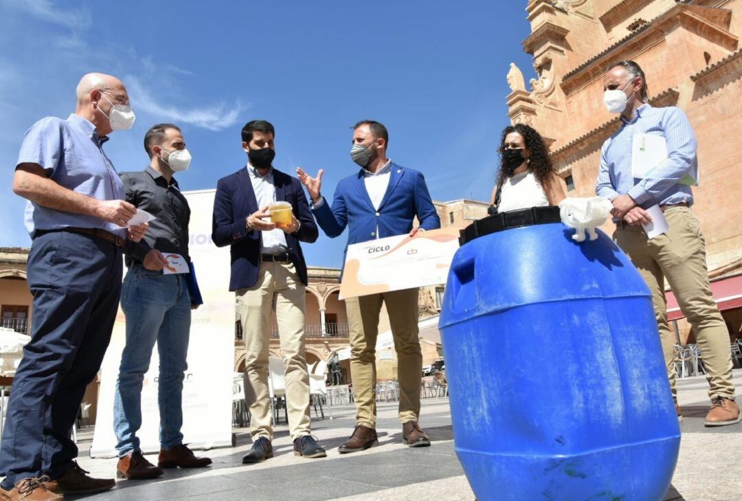 Recogida de aceite usado en los locales de hostelería de Lorca.