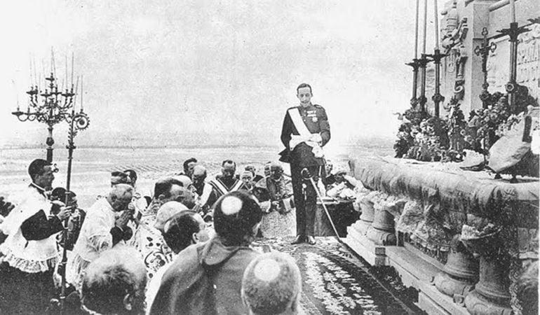 Alfonso XIII leyendo el discurso durante la consagración del Cerro de los Ángeles el 30 de mayo de 1919