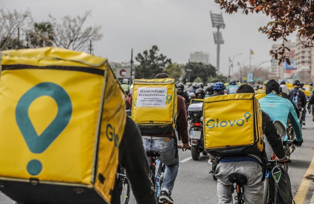 Varios &#039;riders&#039; participan en una manifestación de repartidores a domicilio, en Valencia