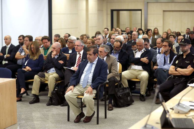 El abogado Luis de Miguel (en primer término), considerado el arquitecto financiero de la trama Gürtel, durante el juicio por la red Gürtel