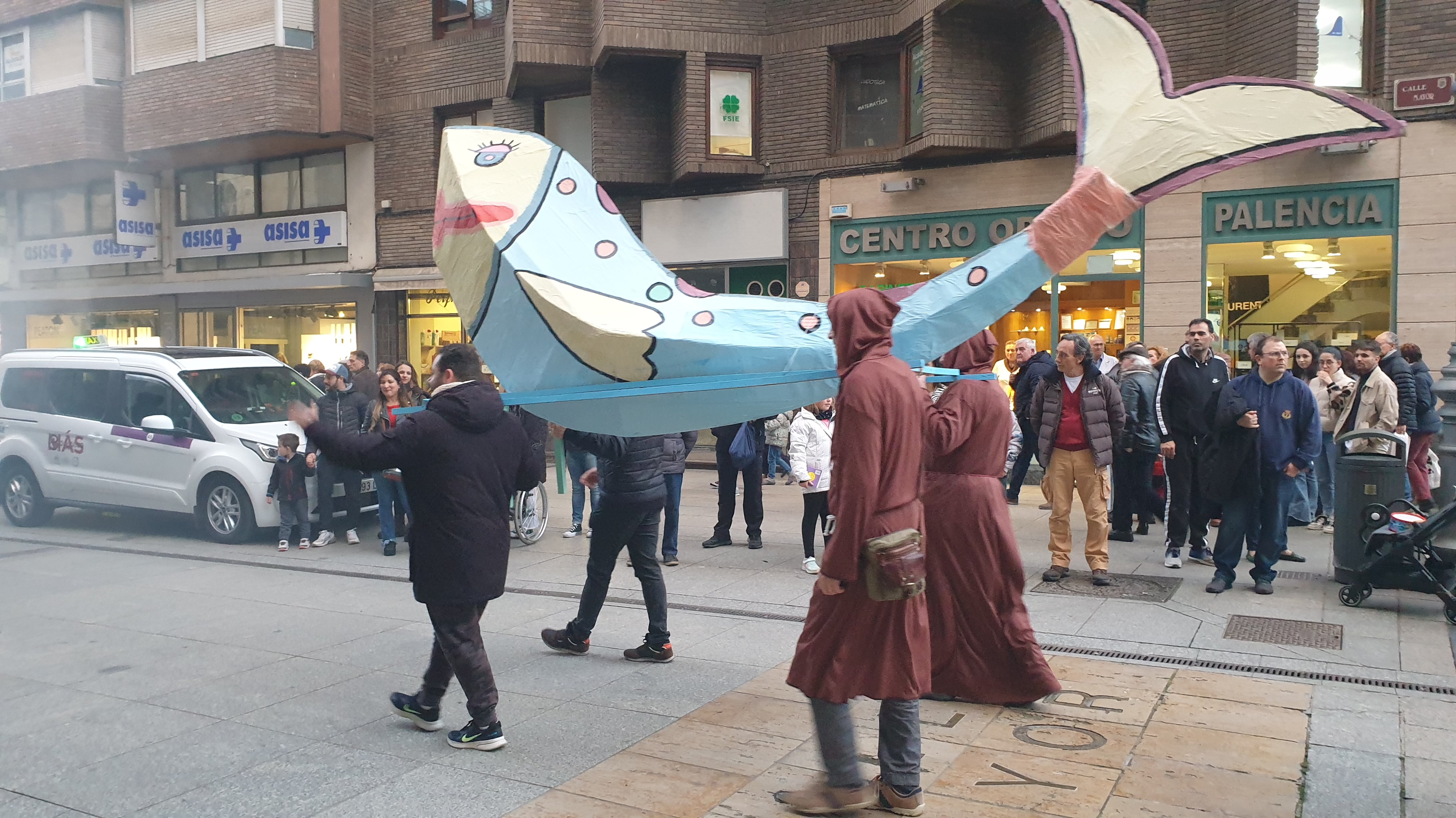 Parte del cortejo fúnebre del Entierro de la Sardina a su paso por la Calle Mayor de Palencia