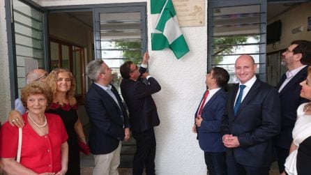 El director del centro, Enrique Yerves, descubre la placa conmemorativa, ante las autoridades y familiares de los homenajaeados