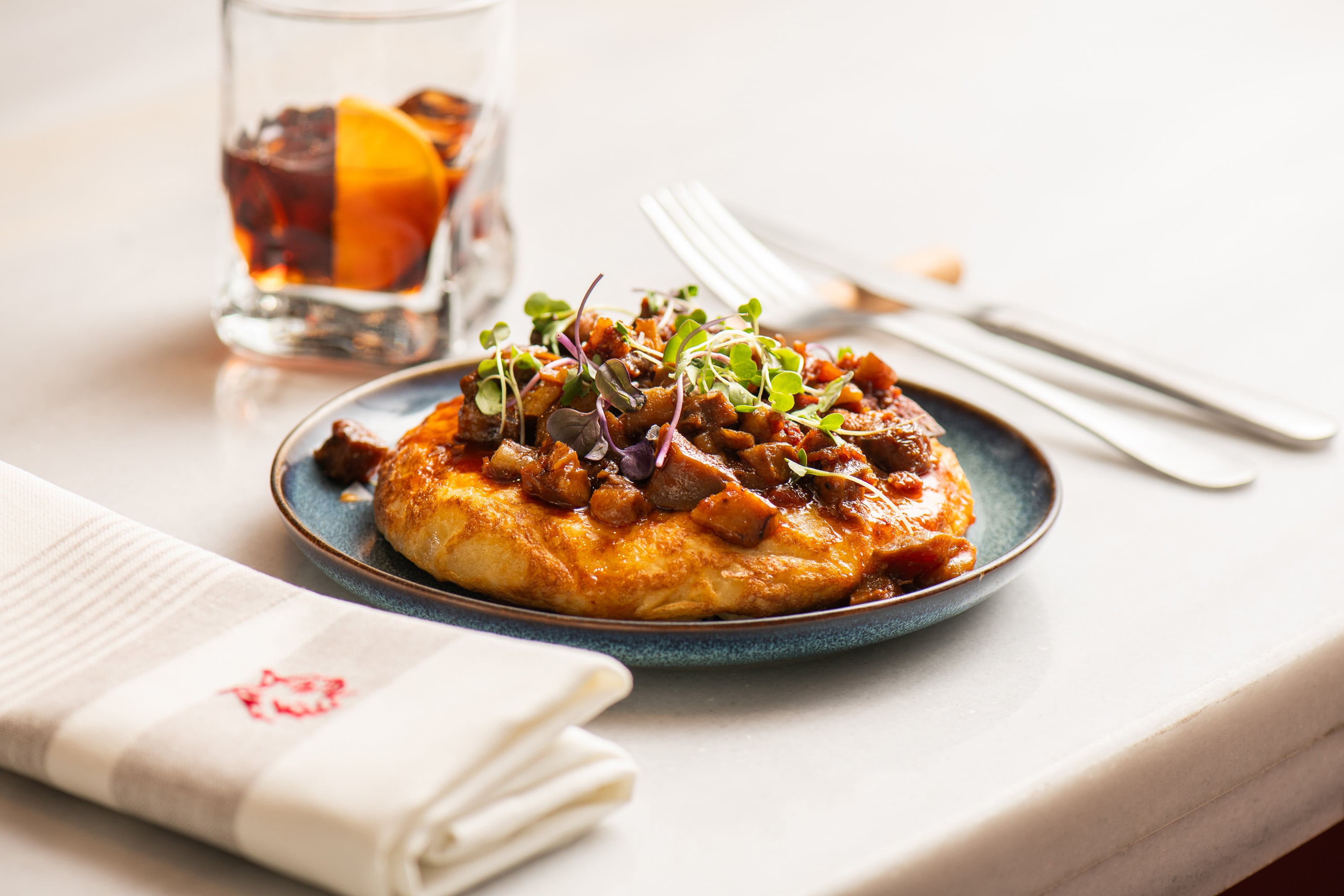 Tortilla de patatas con guiso de callos (El Lince).