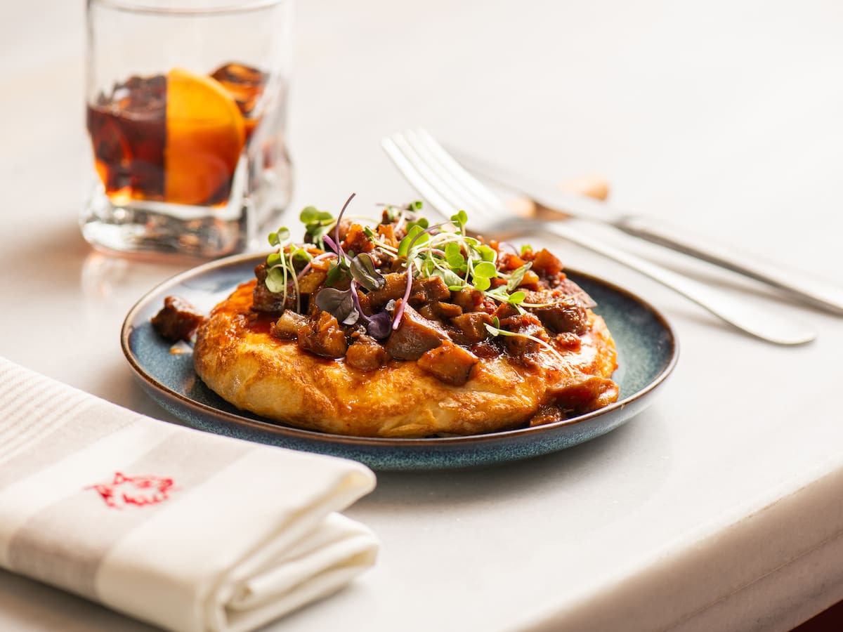 El santuario de la cocina castiza (con pinta de terraza para guiris) que acaba de abrir en el centro de Madrid
