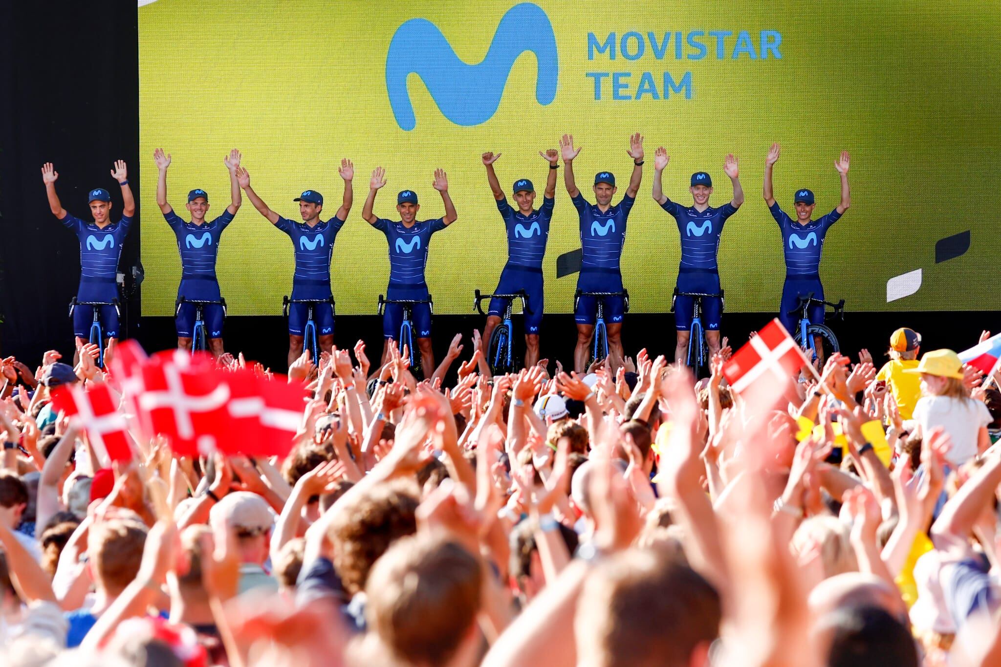 Albert Torres es va presentar amb els seus companys del Movistar Team.