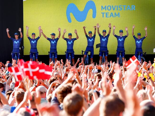 Albert Torres es va presentar amb els seus companys del Movistar Team.