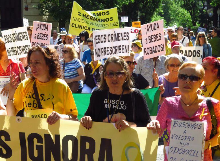 Afectados por casos de niños robados marchan contra &quot;abandono institucional&quot;