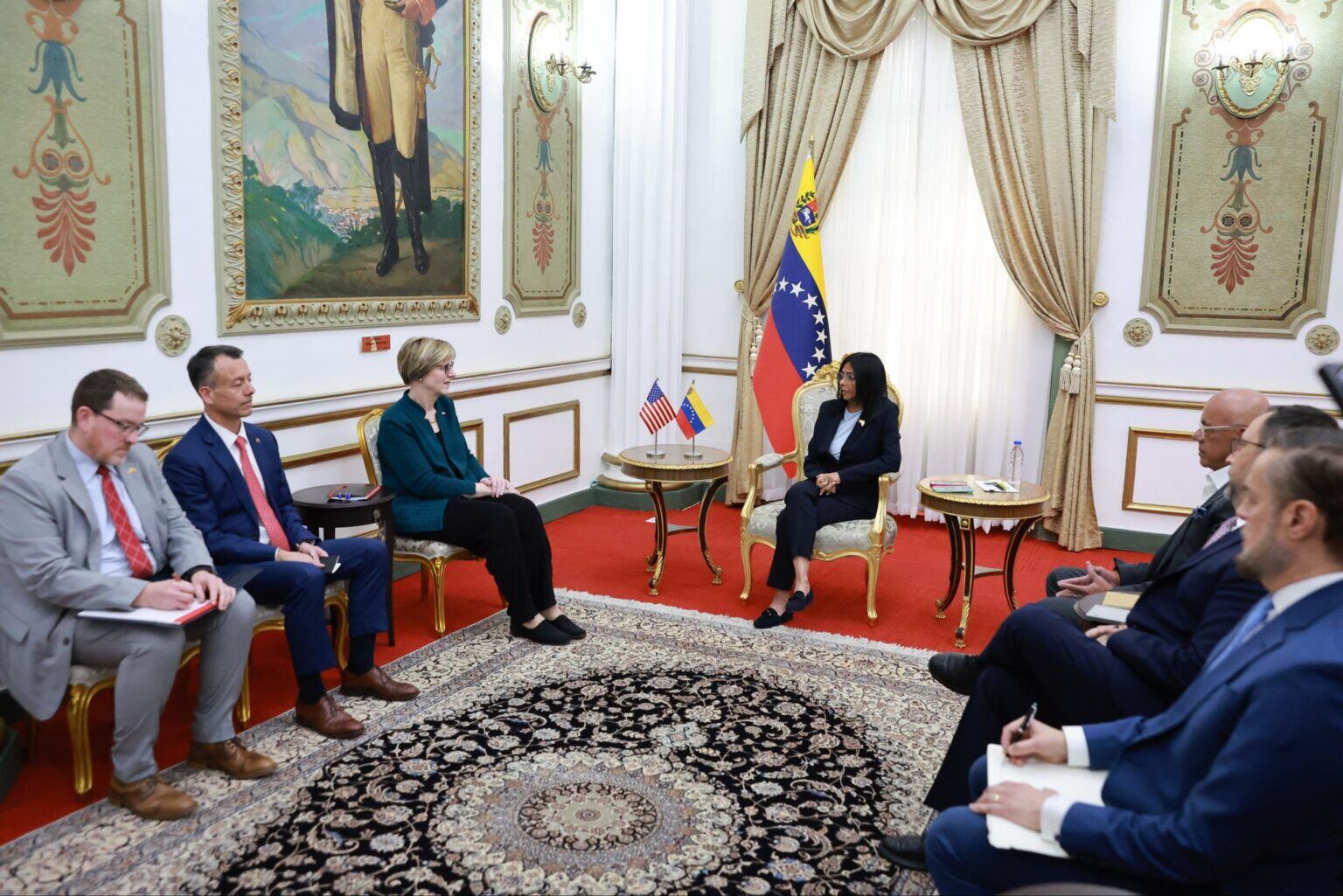 Fotografía difundida por el Palacio de Miraflores de la presidenta encargada de Venezuela Delcy Rodríguez (c) reunida con la encargada de negocios de EE.UU. de la Unidad de Asuntos para Venezuela, Laura Dogu 