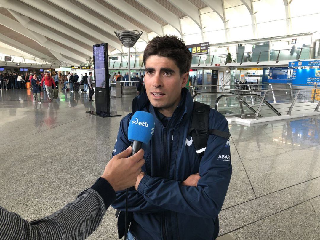 Mikel Landa en Loiu antes de volar a Madrid.