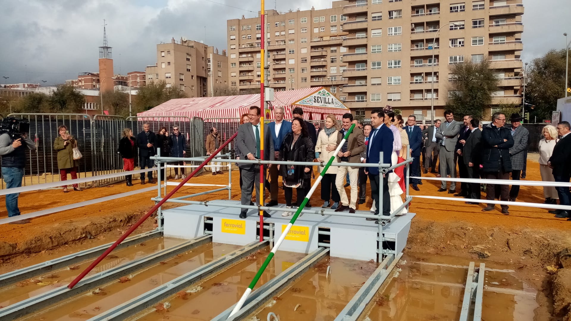 Las autoridades, con el delegado Juan Carlos Cabrera al frente, colocan los primeros tubos de la Portada de la Feria de Abril 2023