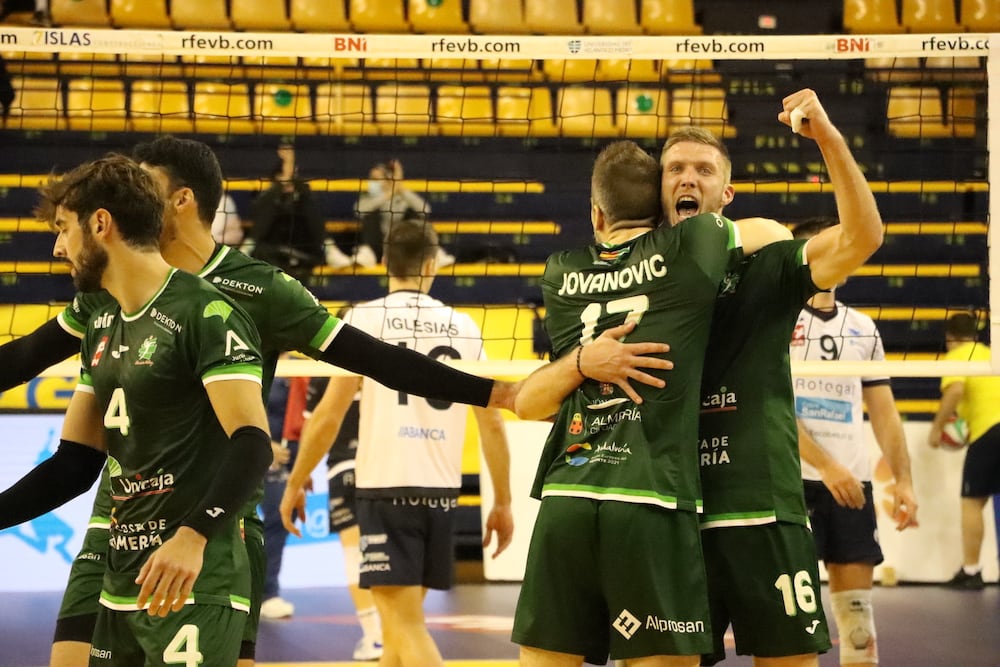 Unicaja Costa de Almería remonta un 0-2.