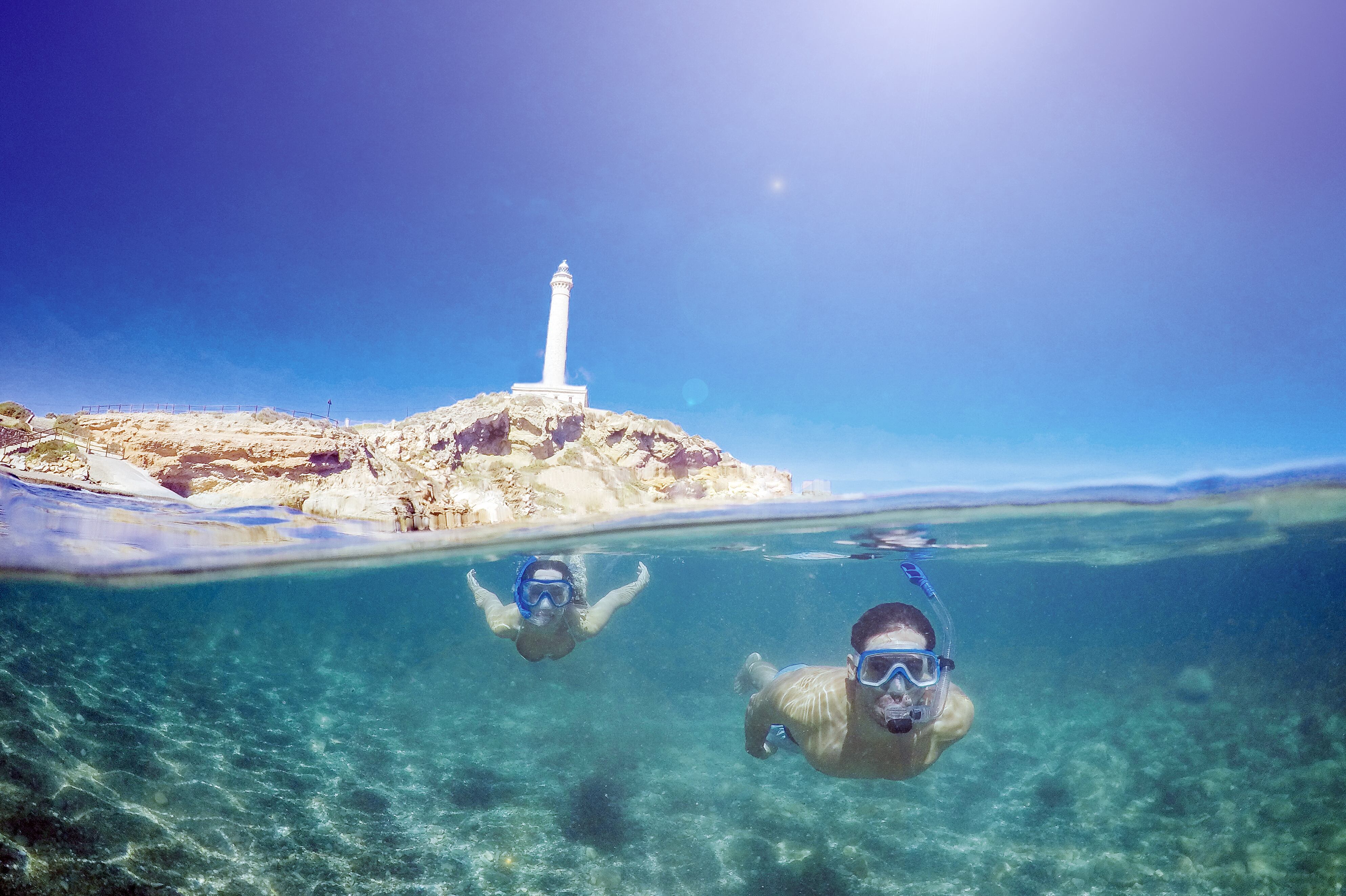 Una pareja disfrutando del snorkel en el Cabo de Palos.