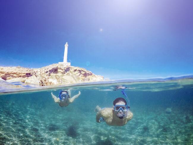 Una pareja disfrutando del snorkel en el Cabo de Palos.