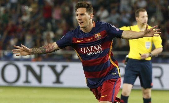 Messi celebra su primer gol al Sevilla en la Supercopa de Europa.