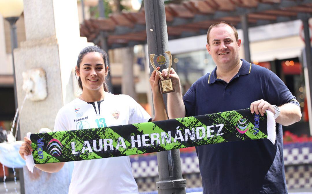 Laura Hernández recibiendo el trofeo de manos de Vicen Muñoz