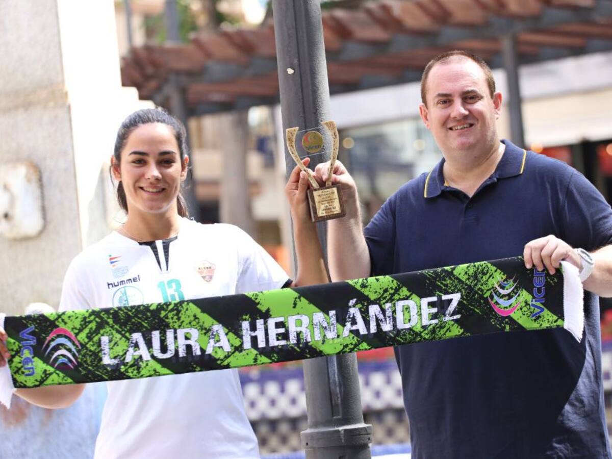 Laura Hernández recibe el Trofeo Vicen Muñoz