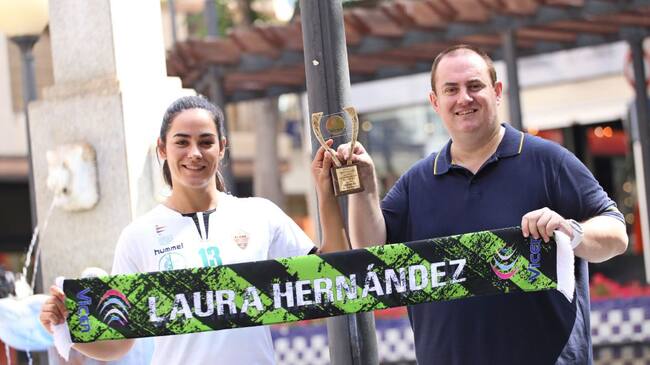 Laura Hernández recibiendo el trofeo de manos de Vicen Muñoz
