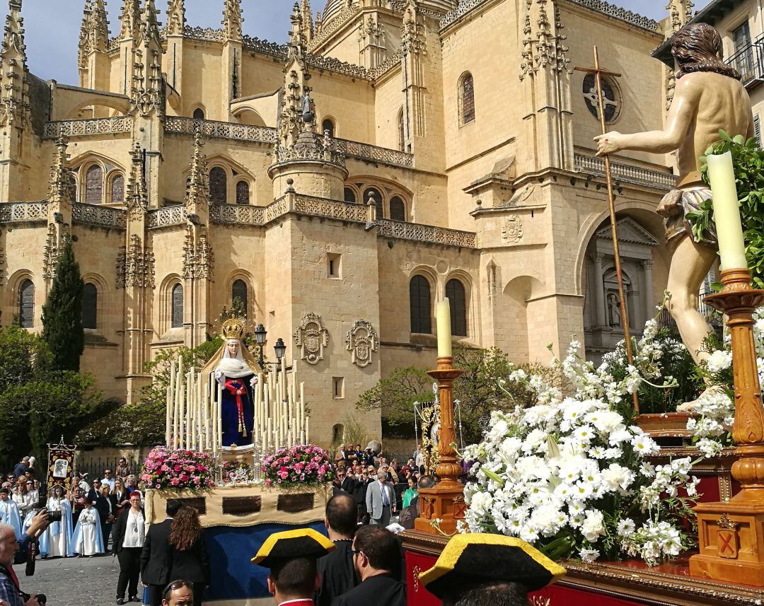 La imagen de la Hermandad de Nuestra Señora del Rocío participa en la procesión del encuentro