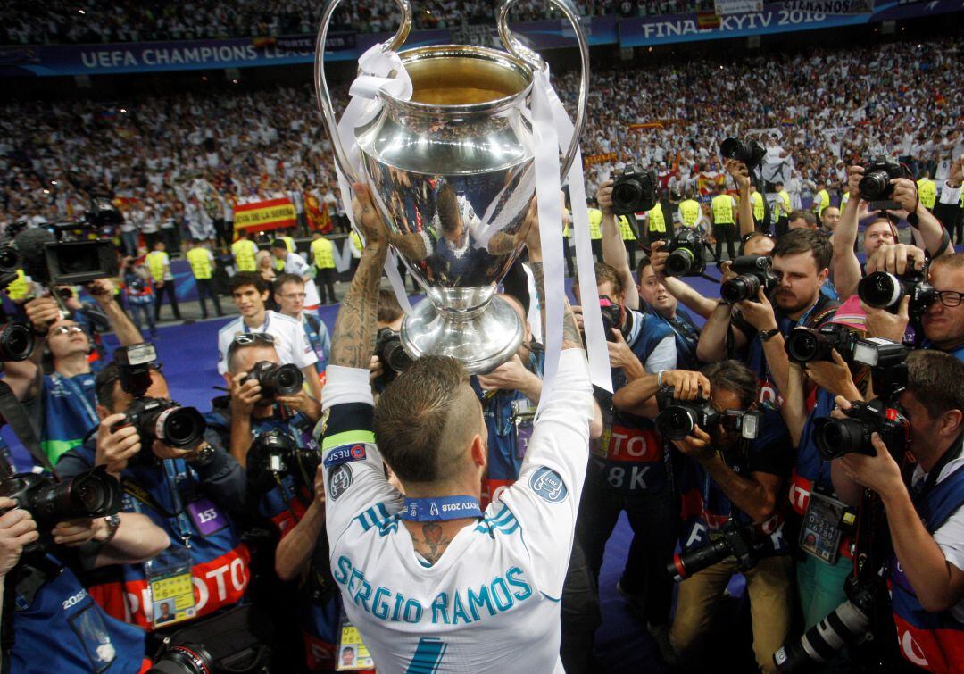 Sergio Ramos, con la Champions ganada por el Real Madrid en la final de Kiev ante el Liverpool.