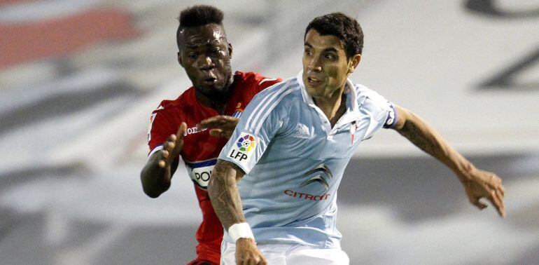 El centrocampista argentino del Celta de Vigo Augusto Matías Fernández  y el delantero ecuatoriano del espanyol Felipe Salvador Caicedo