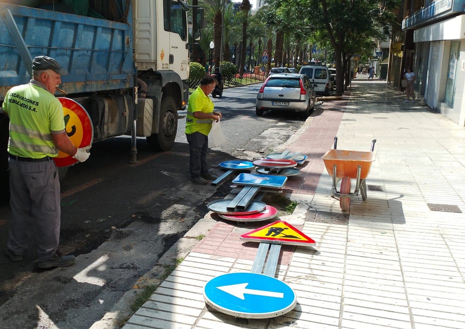 Operarios preparando las señales para el corte al tráfico del eje Canalejas-Marvá en Alicante