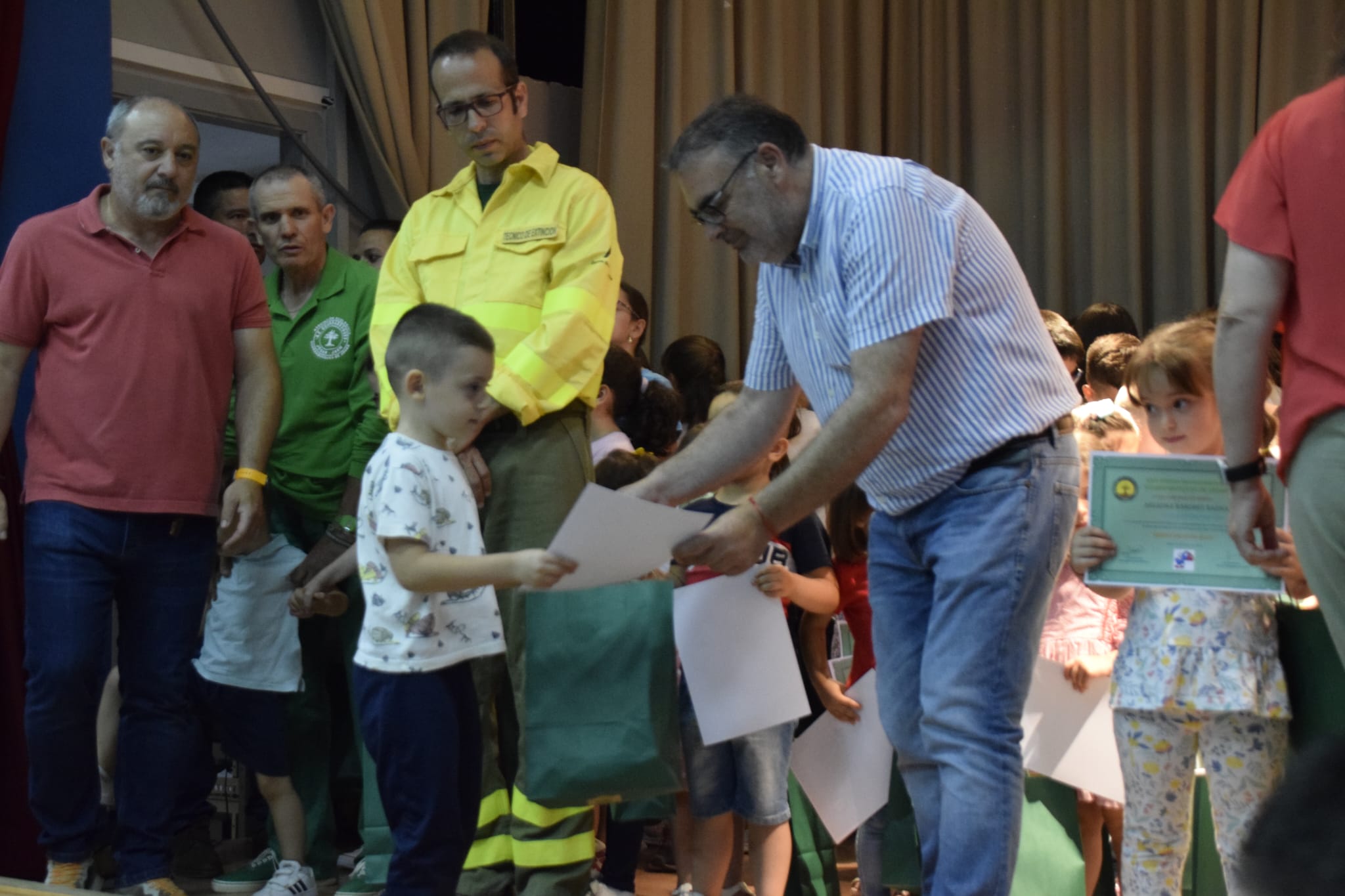 El director del IES &#039;Juan López Morillas, Enrique Yerves, entrega otro de los reconocimientos