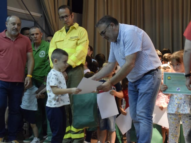 El director del IES 'Juan López Morillas, Enrique Yerves, entrega otro de los reconocimientos