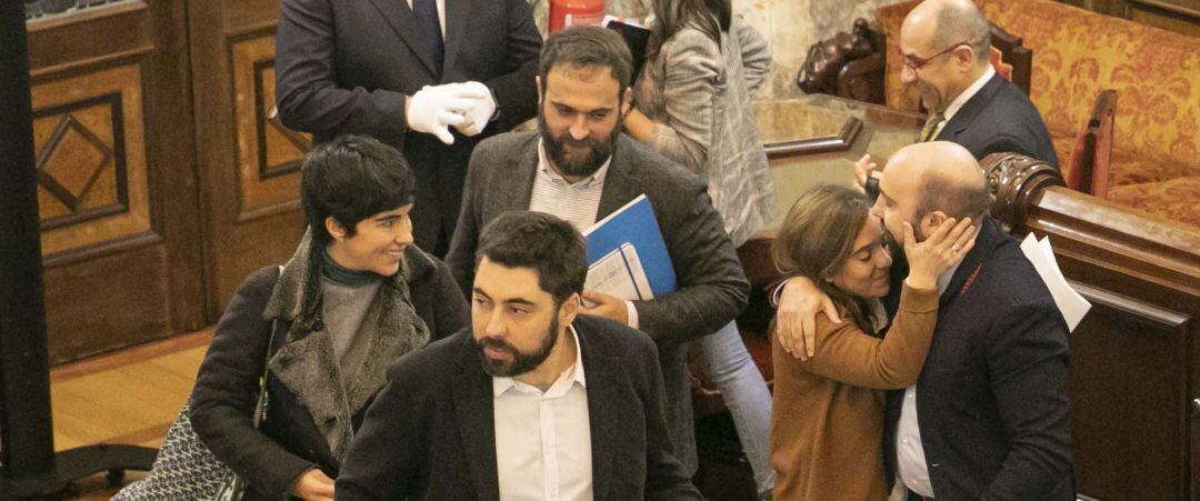 Inés Rey se abraza al concejal de Hacienda, Lage Tuñas, ante concejales de Marea Atlántica