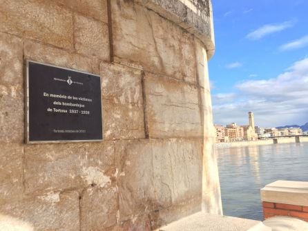 Una placa en una pilastra del pont de la Via Verda a Tortosa recorda les víctimes dels bombardejos de la Guerra Civil a Tortosa.