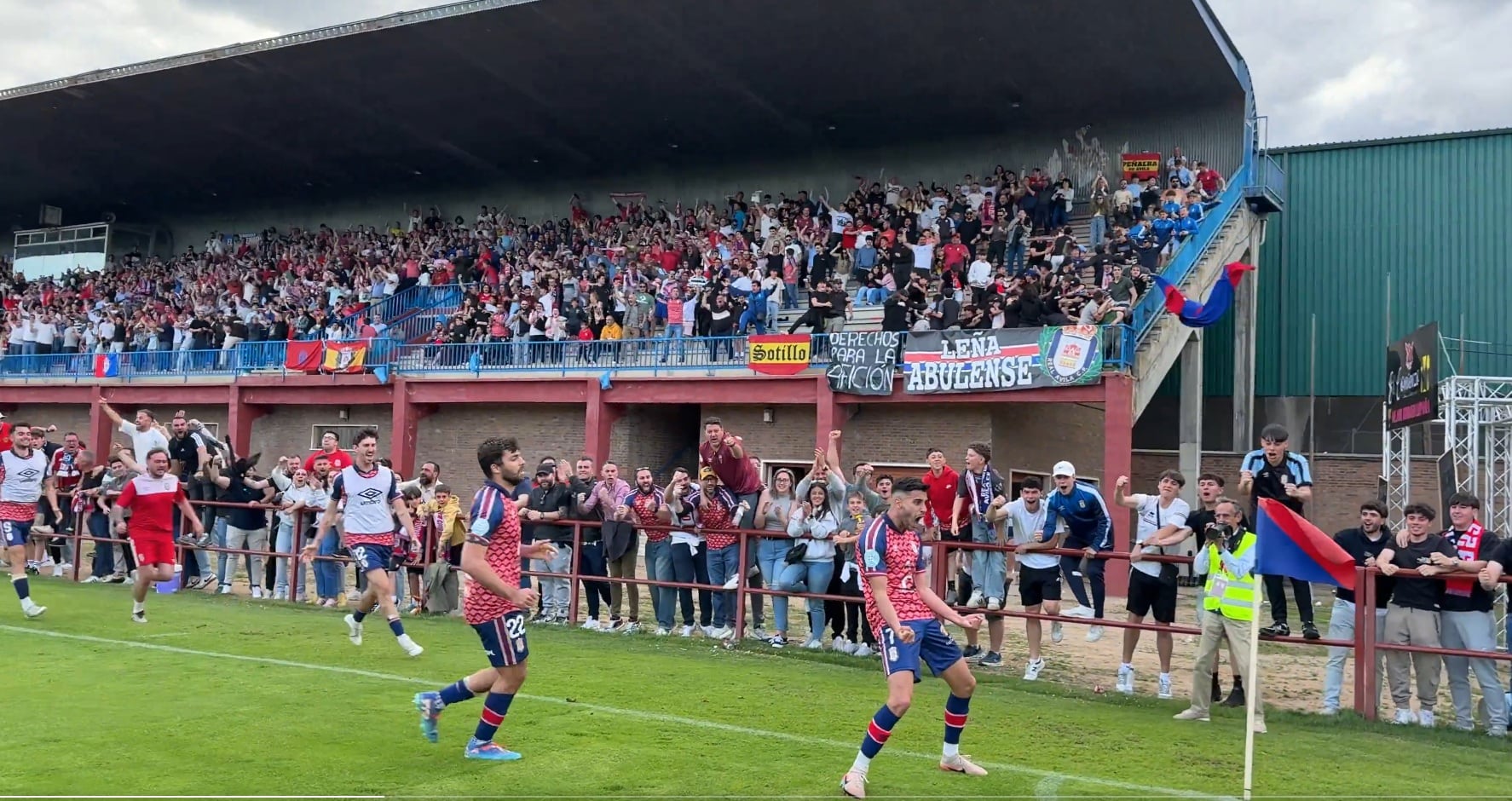 Runy festeja el gol de la victoria junto al banderín de córner