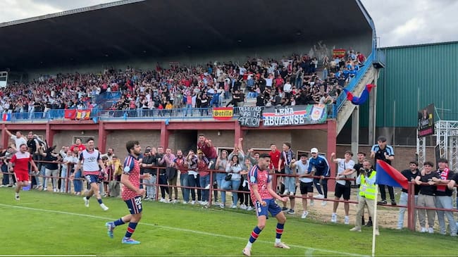 Runy festeja el gol de la victoria junto al banderín de córner