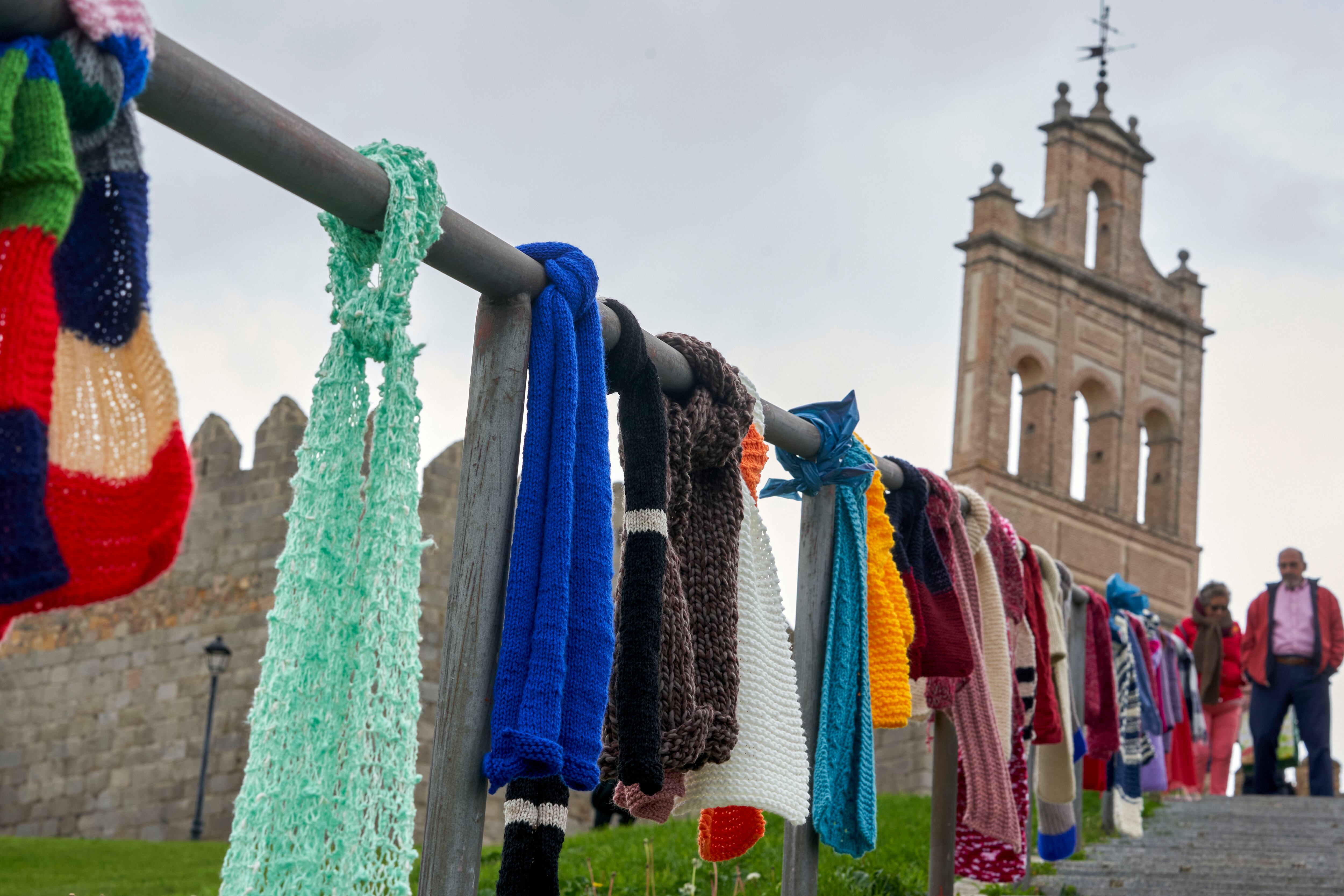 ÁVILA (CASTILLA Y LEÓN), 29/10/2023.-El padre Ángel ha apadrinado la iniciativa solidaria "Ávila abraza la muralla" que, organizada por Hilandia en colaboración con el Ayuntamiento de la capital abulense, abraza simbólicamente la muralla con bufandas tejidas a mano que se donarán a distintas ONG como "Mensajeros de la Plaz". EFE/ Raúl Sanchidrián
